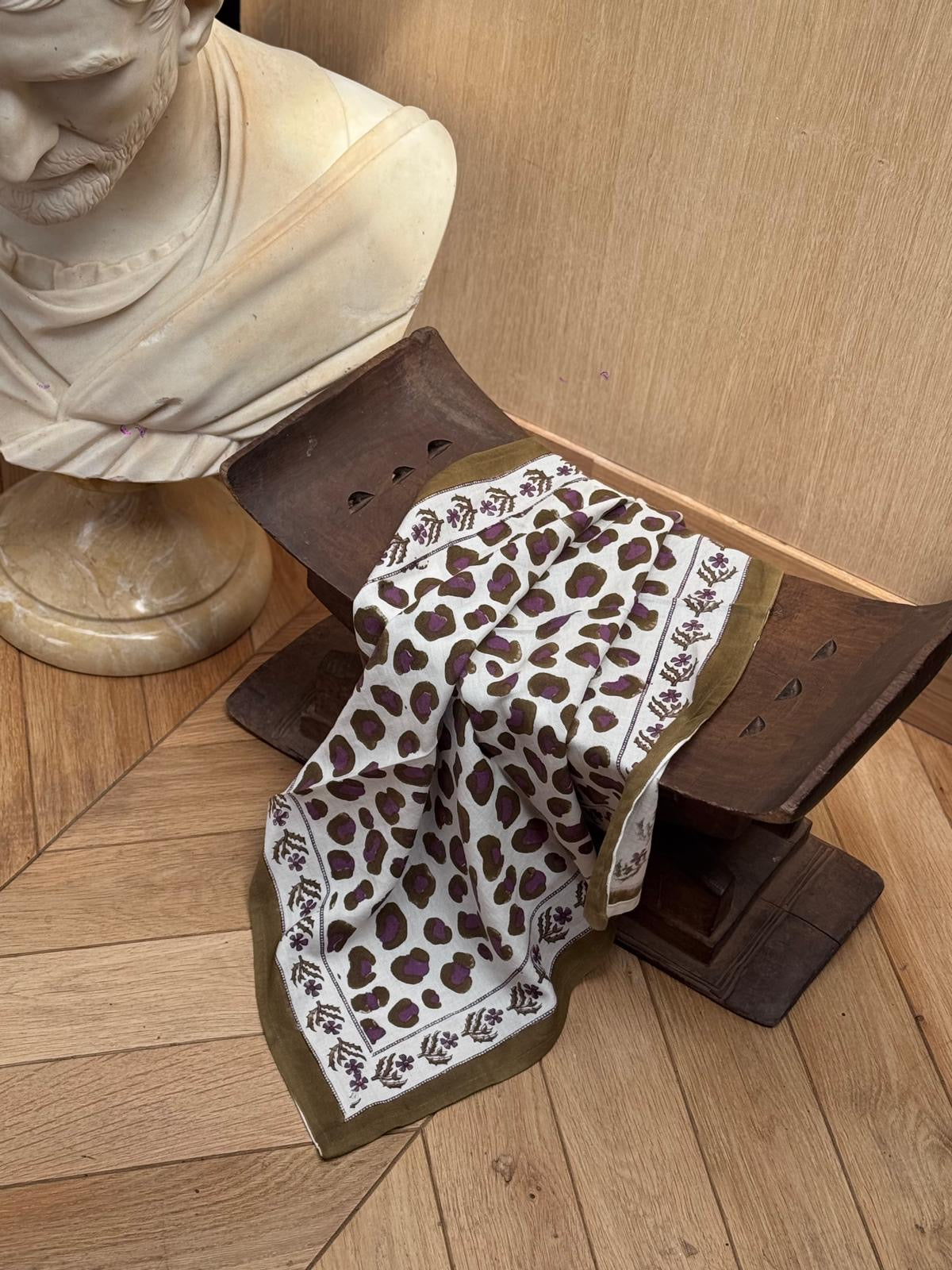 Foulard 60x60 Léopard Écru et Kaki de byzantine drapé près d'un buste