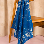 Foulard Antonia Bleu cobalt de Byzantine drapé sur une chaise en bois