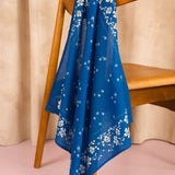 Foulard Antonia Bleu cobalt de Byzantine drapé sur une chaise en bois