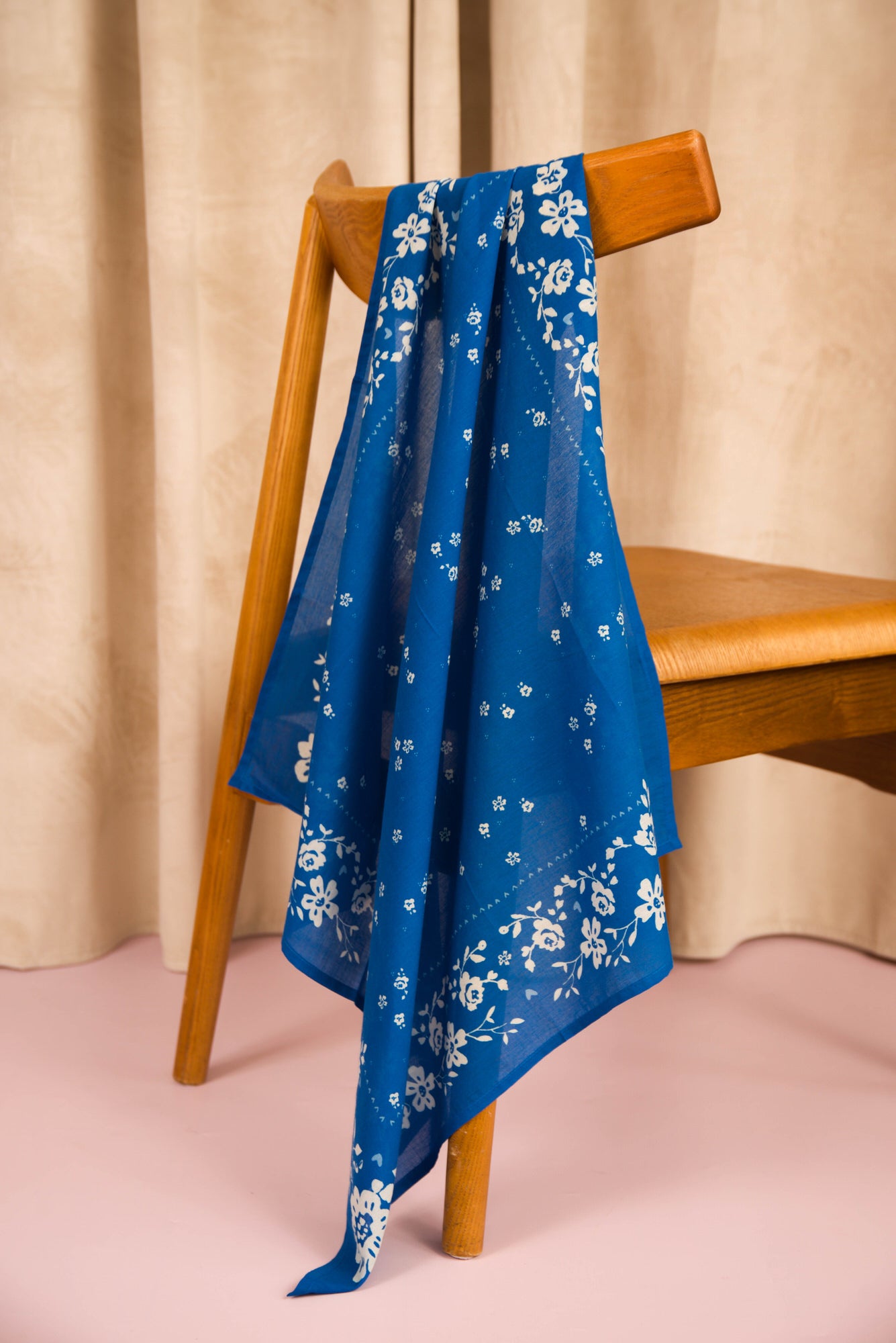 Foulard Antonia Bleu cobalt de Byzantine drapé sur une chaise en bois