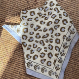 Grand foulard LÉOPARD Écru et Bleu ciel