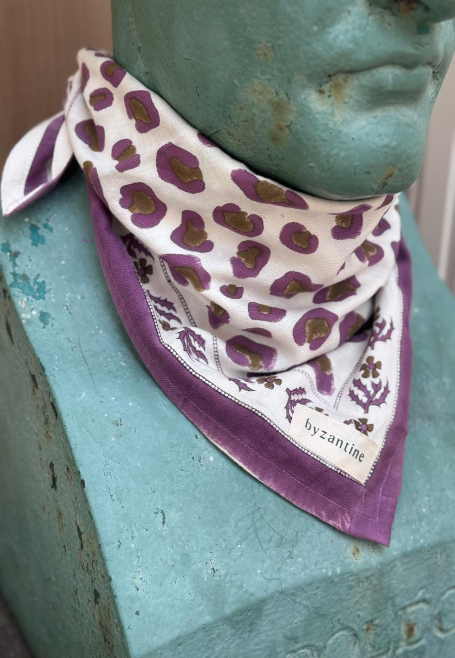 foulard leopard ecru et violet de byzantine
