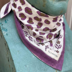 foulard leopard ecru et violet de byzantine