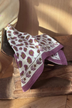 Grand foulard LÉOPARD Écru et Violet