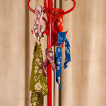 Foulards Byzantine en coton imprimé suspendus à un porte-manteau rouge