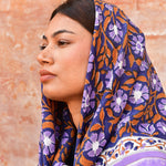 foulard femme bleu aux grandes fleurs violettes et feuilles caramel