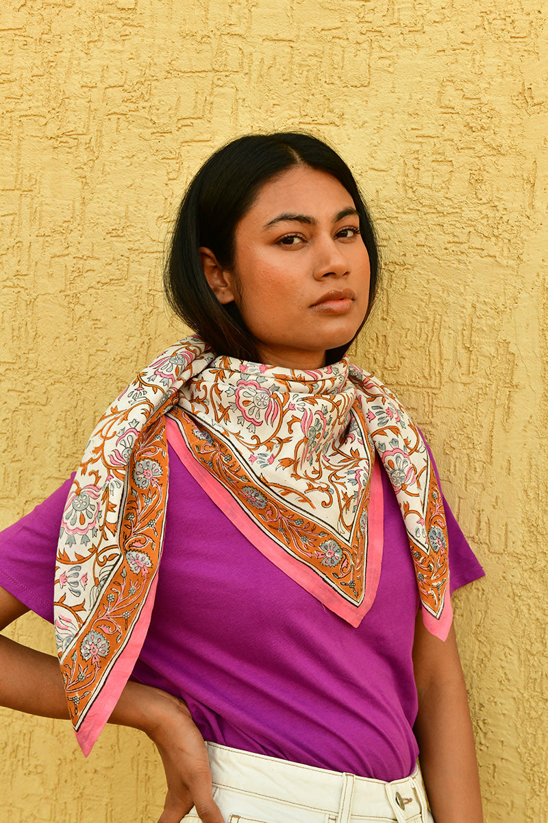Grand foulard Alexandrie Corail noué au cou, tee-shirt violet