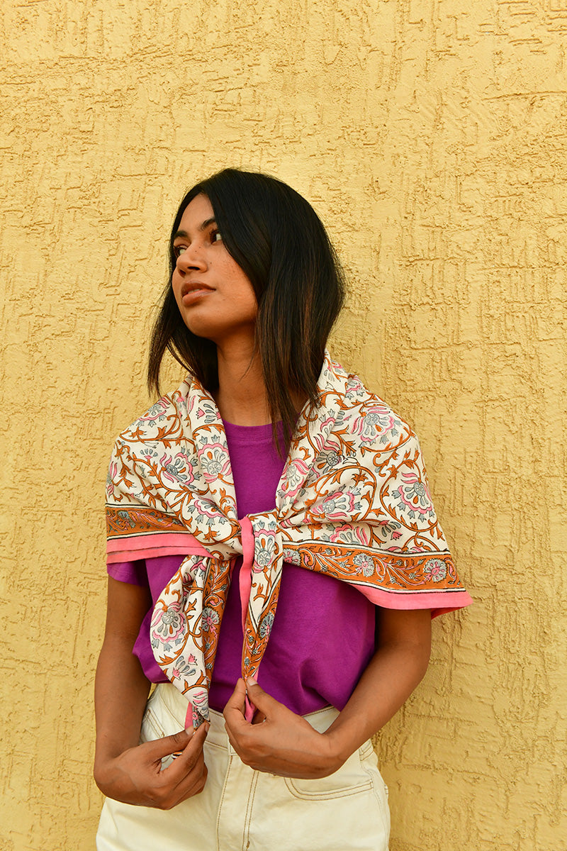 Grand foulard Alexandrie Corail noué à la taille sur un tee-shirt violet