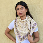 Grand foulard écru à l'imprimé fleuri autour du cou d'une jeune femme - byzantine
