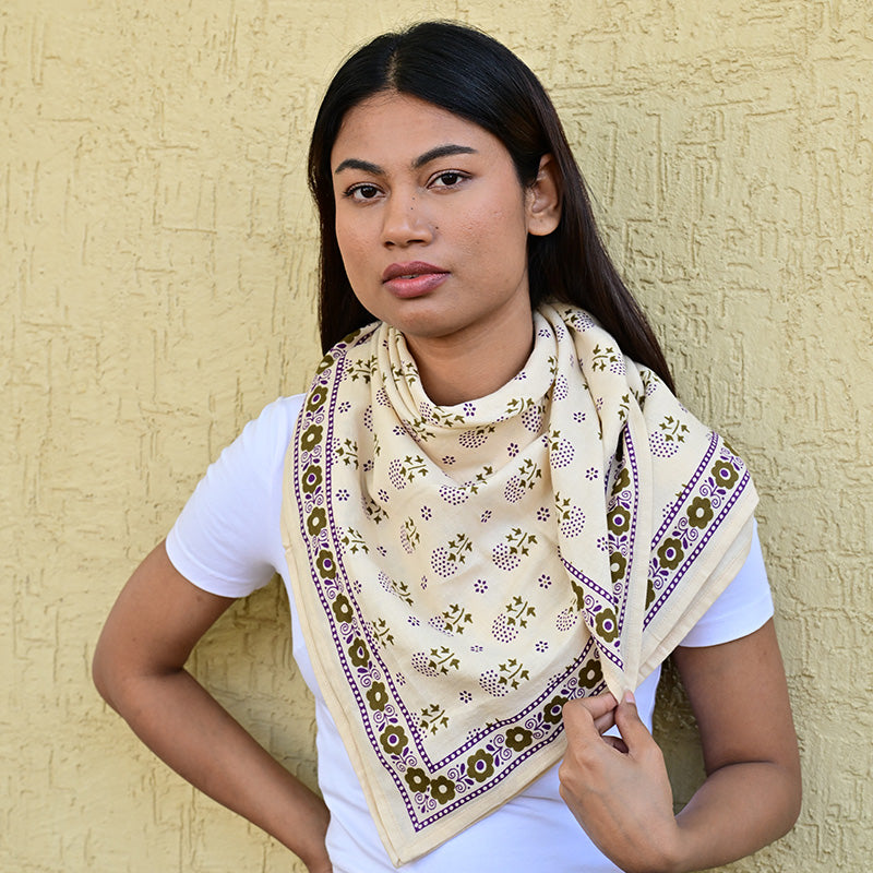 Grand foulard écru à l'imprimé fleuri autour du cou d'une jeune femme - byzantine