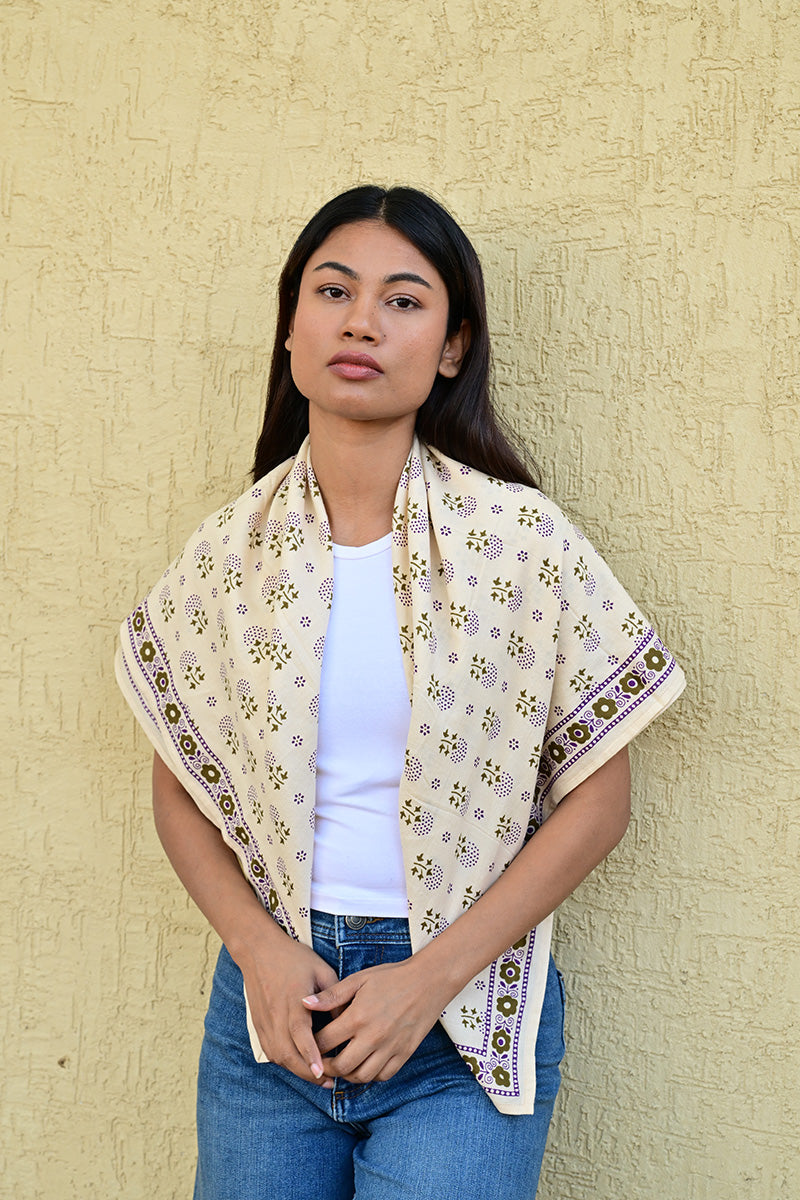 foulard byzantine écru à petites fleur porté aux épaules