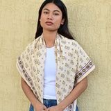 foulard byzantine écru à petites fleur porté aux épaules