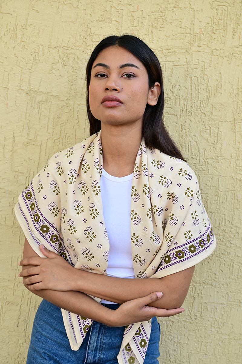 foulard écru imprimé petites fleurs sur les épaules d'une jeune femme