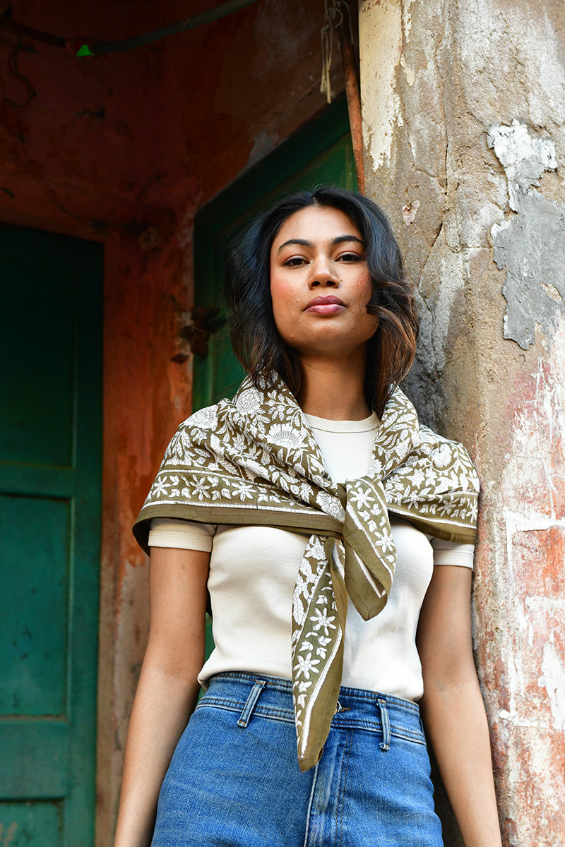 Grand foulard Antioche Kaki de byzantine noué sur les épaules avec un jean
