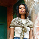 Grand foulard Antioche Kaki de byzantine noué sur les épaules avec un jean