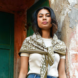 Grand foulard Antioche Kaki de byzantine noué sur les épaules avec un jean