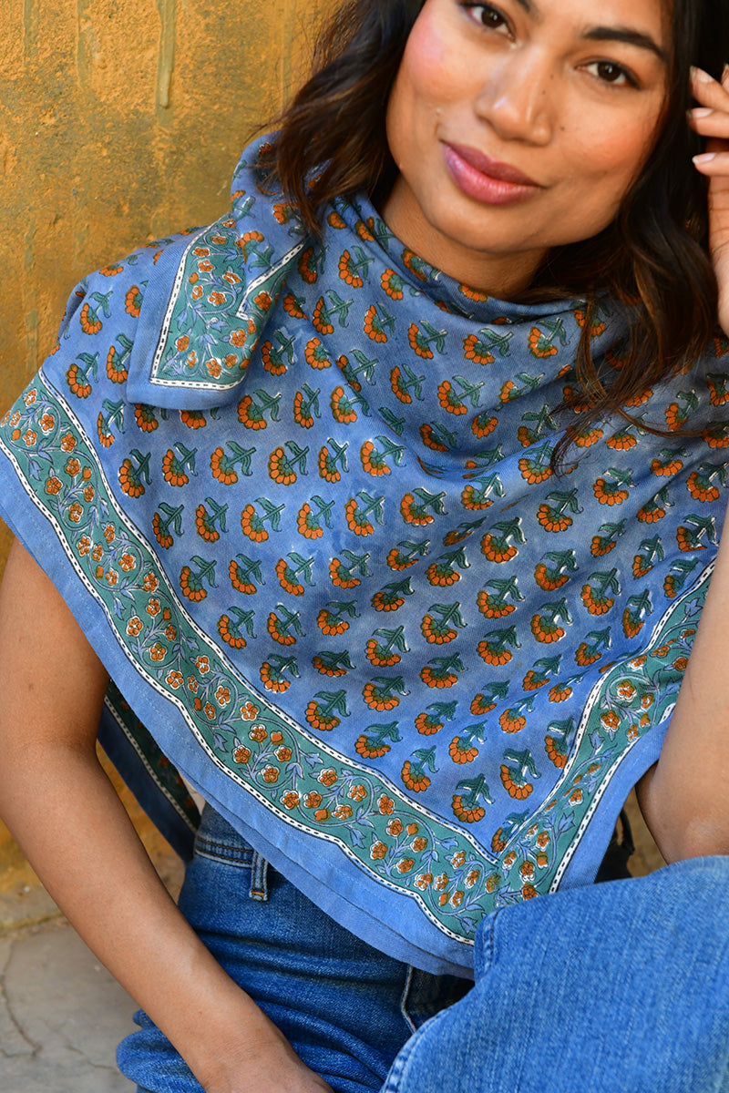 Grand foulard femme Séléné Bleu, fleuri et coloré bleu et orange, imprimé à la main