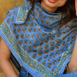 Grand foulard femme Séléné Bleu, fleuri et coloré bleu et orange, imprimé à la main