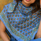Grand foulard femme Séléné Bleu, fleuri et coloré bleu et orange, imprimé à la main