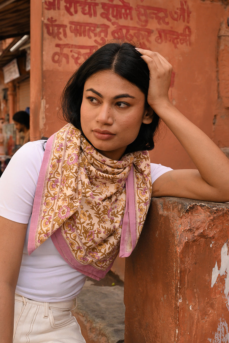Grand foulard Calypso Lilas de byzantine porté en triangle, main dans les cheveux