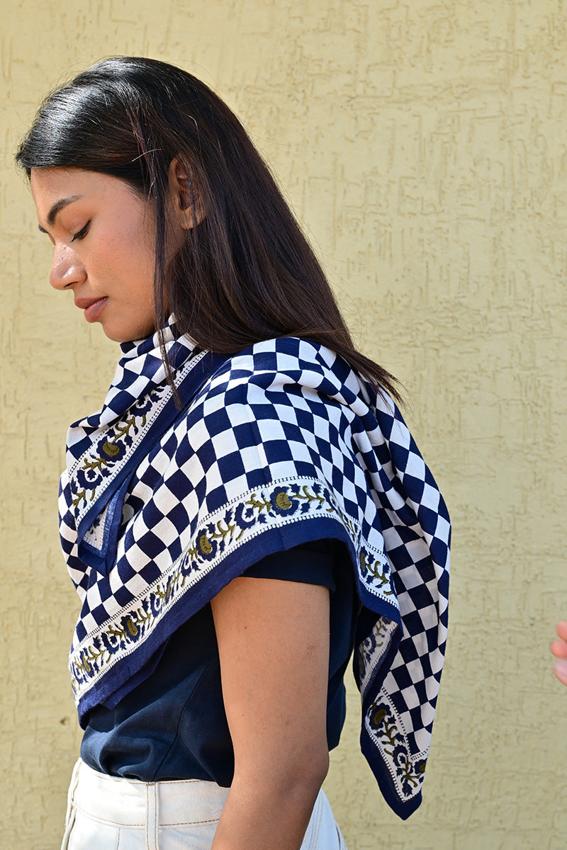 Grand foulard Checks à carreaux bleu marine et écru de Byzantine