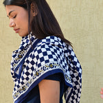 Grand foulard Checks à carreaux bleu marine et écru de Byzantine