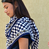 Grand foulard Checks à carreaux bleu marine et écru de Byzantine