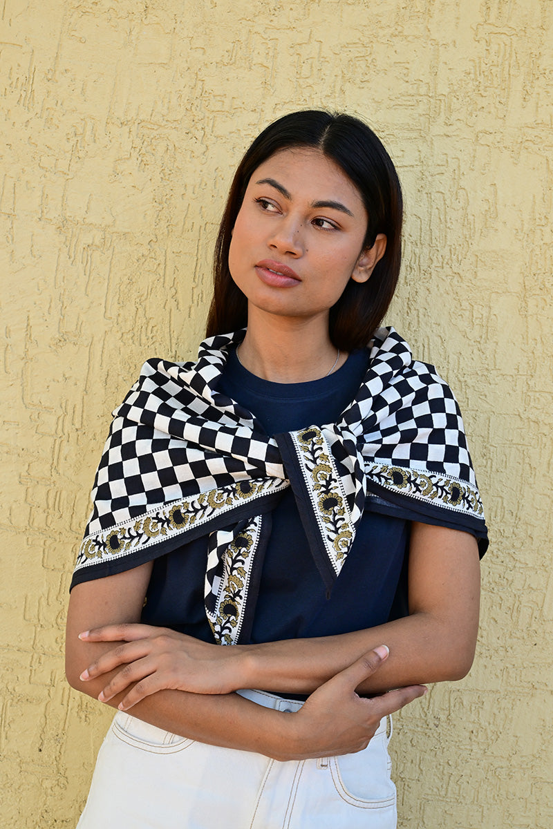 Grand foulard Checks à carreaux noir bleuté et écru de Byzantine
