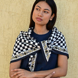 Grand foulard Checks à carreaux noir bleuté et écru de Byzantine