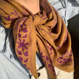 Gros plan sur le grand foulard Galatie Caramel noué, motif violet