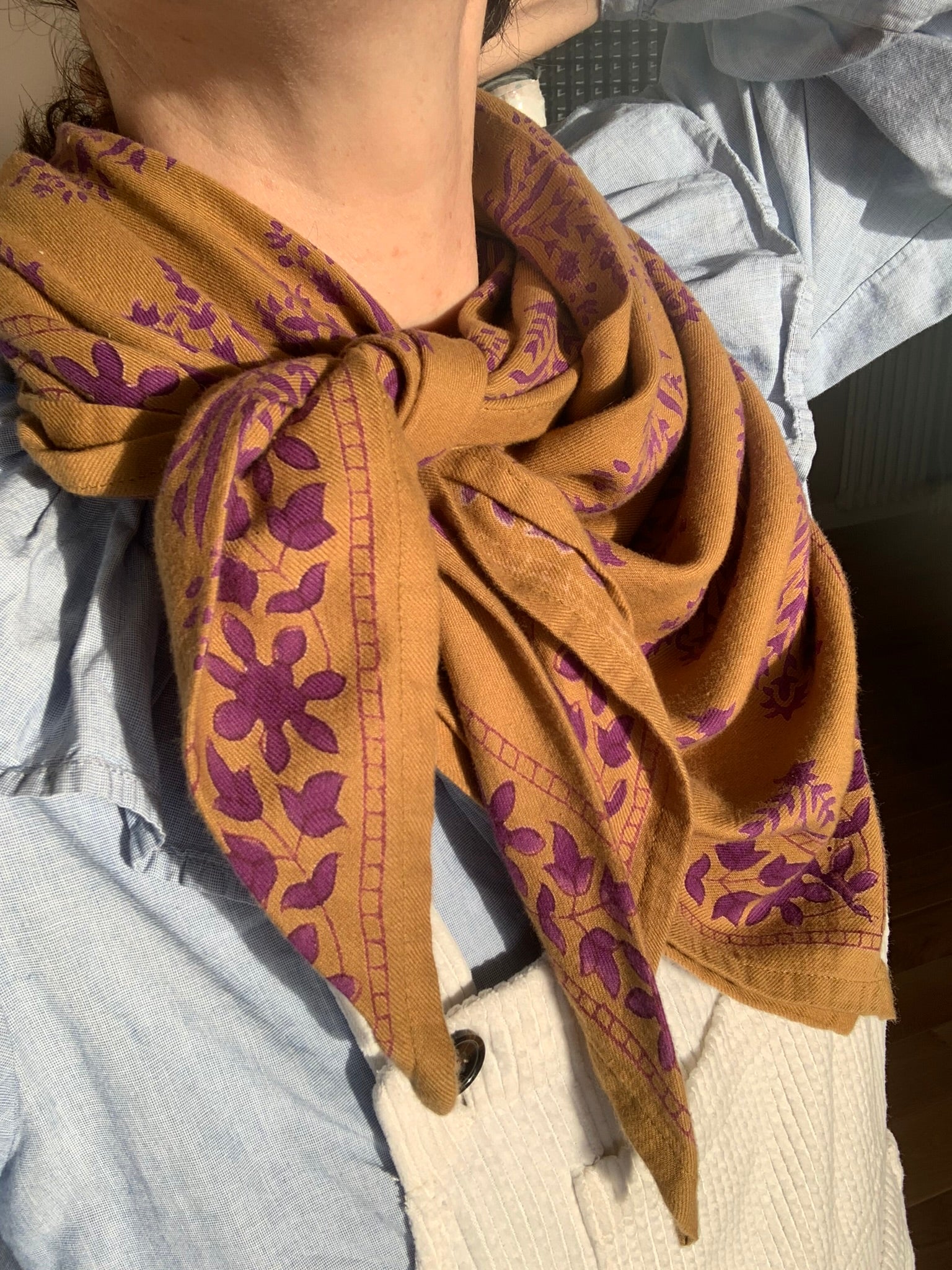 Gros plan sur le grand foulard Galatie Caramel noué, motif violet