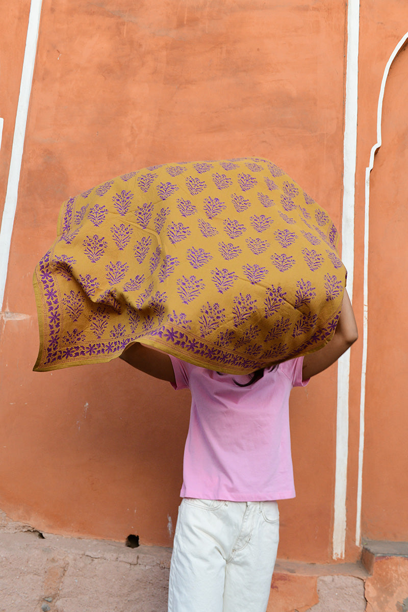 Grand foulard Galatie Caramel tenu au-dessus de la tête