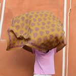 Grand foulard Galatie Caramel tenu au-dessus de la tête