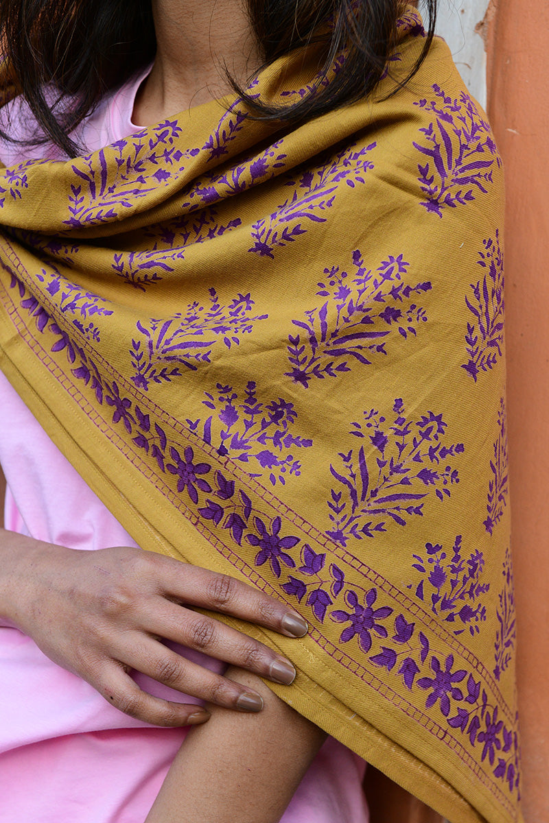 Gros plan sur le grand foulard Galatie Caramel porté sur l'épaule