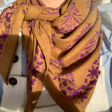 Grand foulard Galatie Caramel de byzantine noué au cou, vue rapprochée