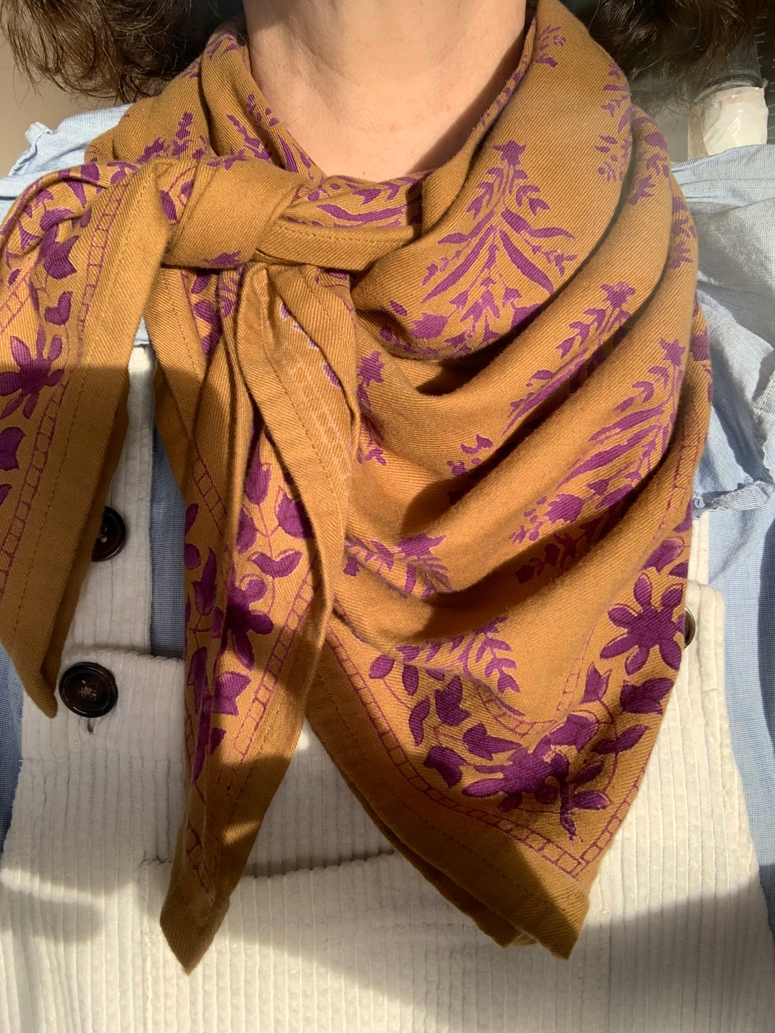 Grand foulard Galatie Caramel de byzantine noué au cou, vue rapprochée