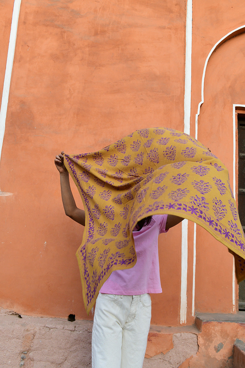 Grand foulard Galatie Caramel déployé au-dessus de la tête
