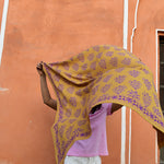Grand foulard Galatie Caramel déployé au-dessus de la tête