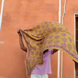 Grand foulard Galatie Caramel déployé au-dessus de la tête