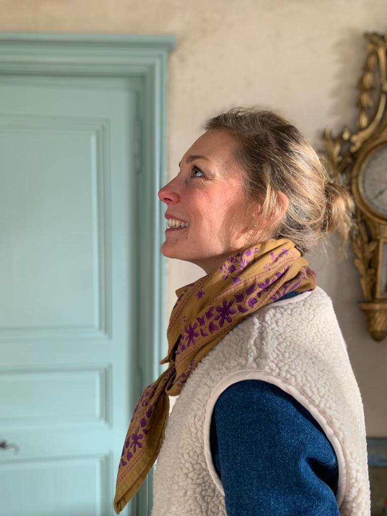 Grand foulard Galatie Caramel noué au cou avec un gilet en laine
