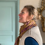 Grand foulard Galatie Caramel noué au cou avec un gilet en laine