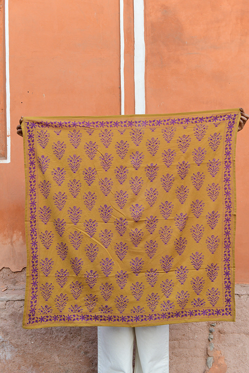 Grand foulard Galatie Caramel déplié et tenu à bout de bras