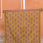 Grand foulard Galatie Caramel déplié et tenu à bout de bras