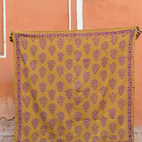 Grand foulard Galatie Caramel déplié et tenu à bout de bras
