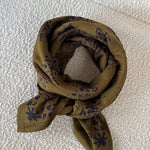 Grand foulard Galatie Kaki de byzantine noué, posé sur un tissu bouclette