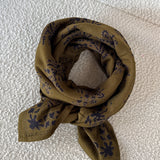 Grand foulard Galatie Kaki de byzantine noué, posé sur un tissu bouclette