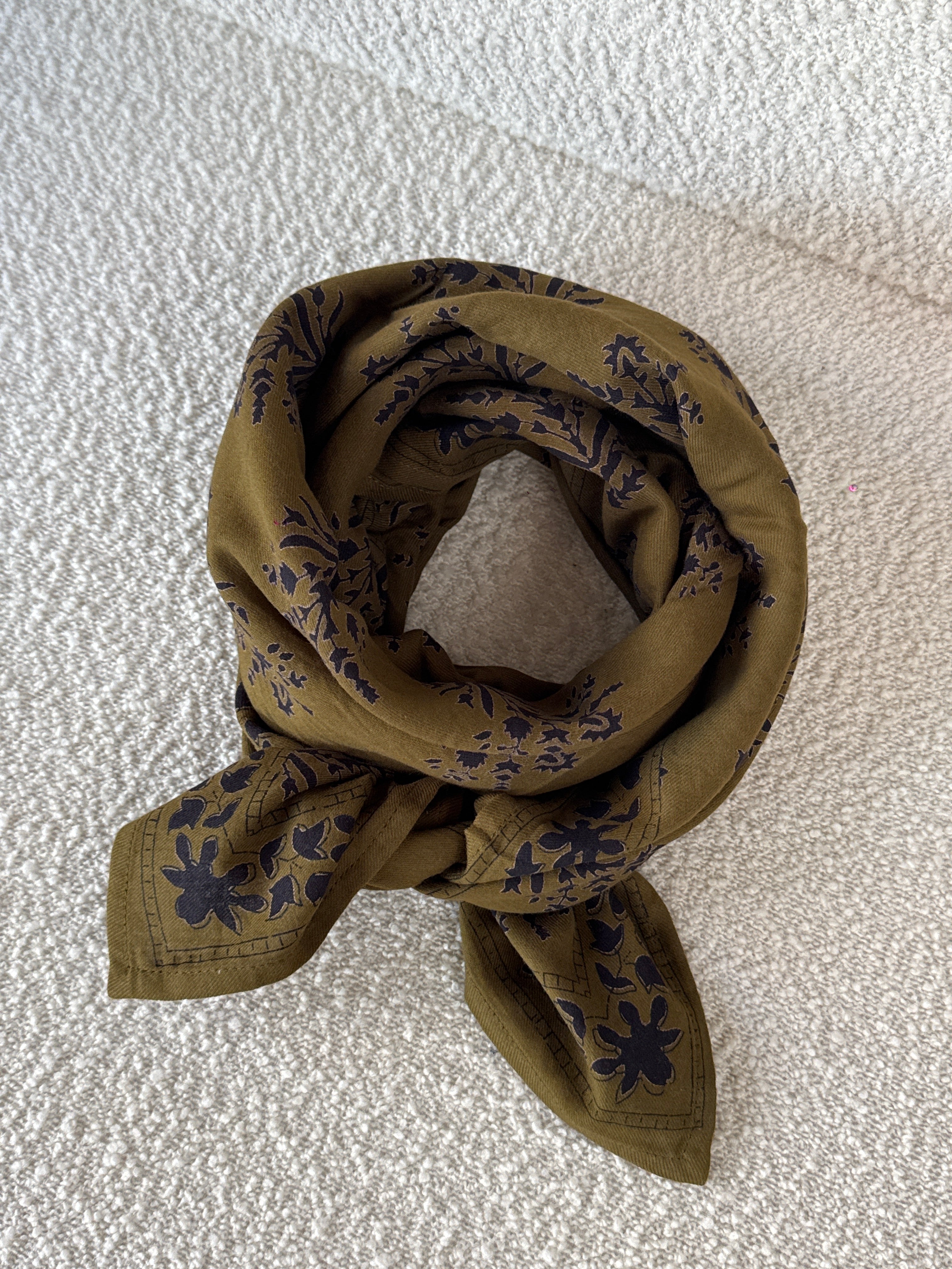Grand foulard Galatie Kaki de byzantine noué, posé sur un tissu bouclette