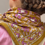 Grand foulard N°115 Caramel noué au cou, vue de dos