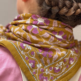 Grand foulard N°115 Caramel noué au cou, vue de dos
