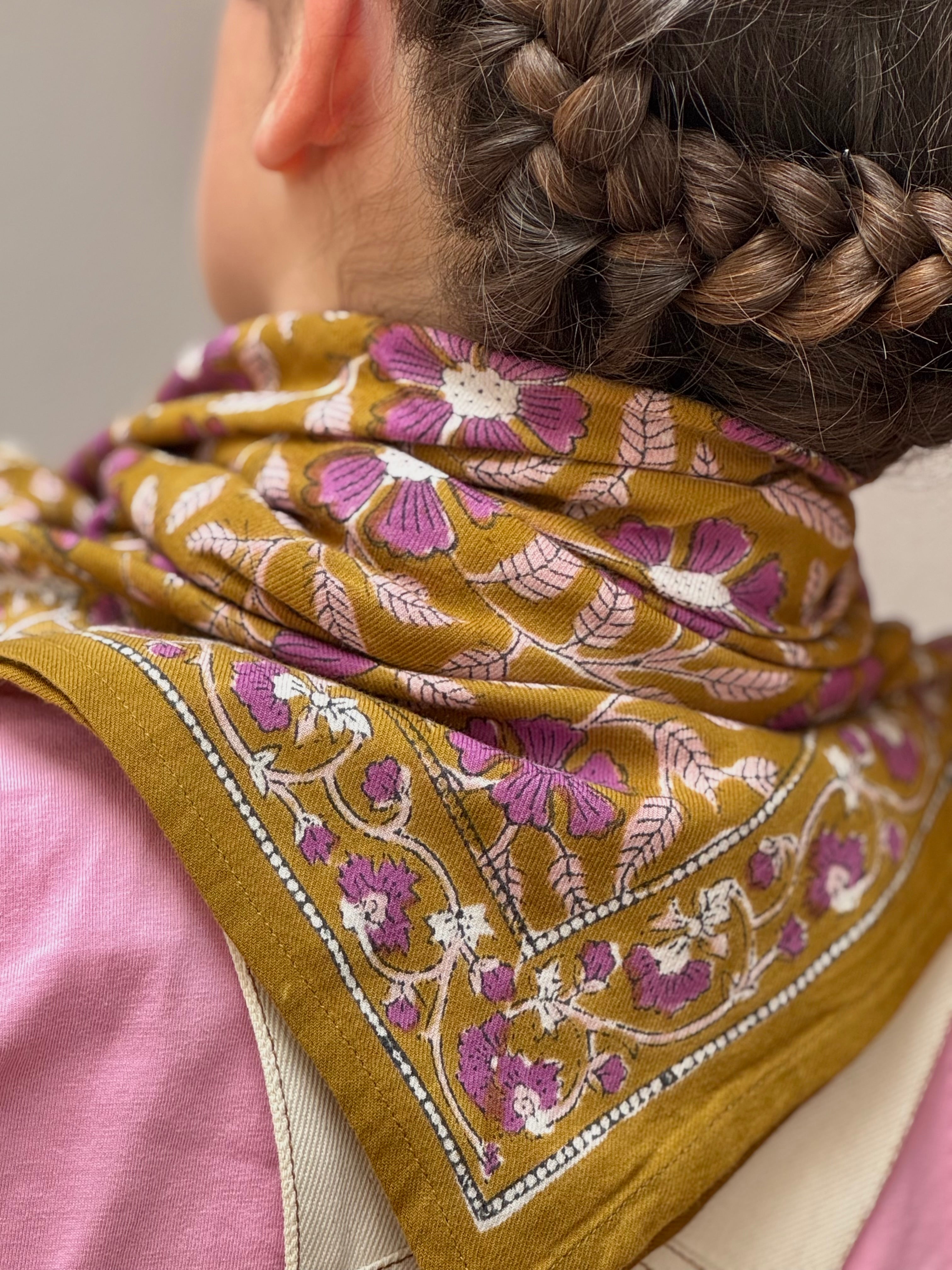 Grand foulard N°115 Caramel noué au cou, vue de dos